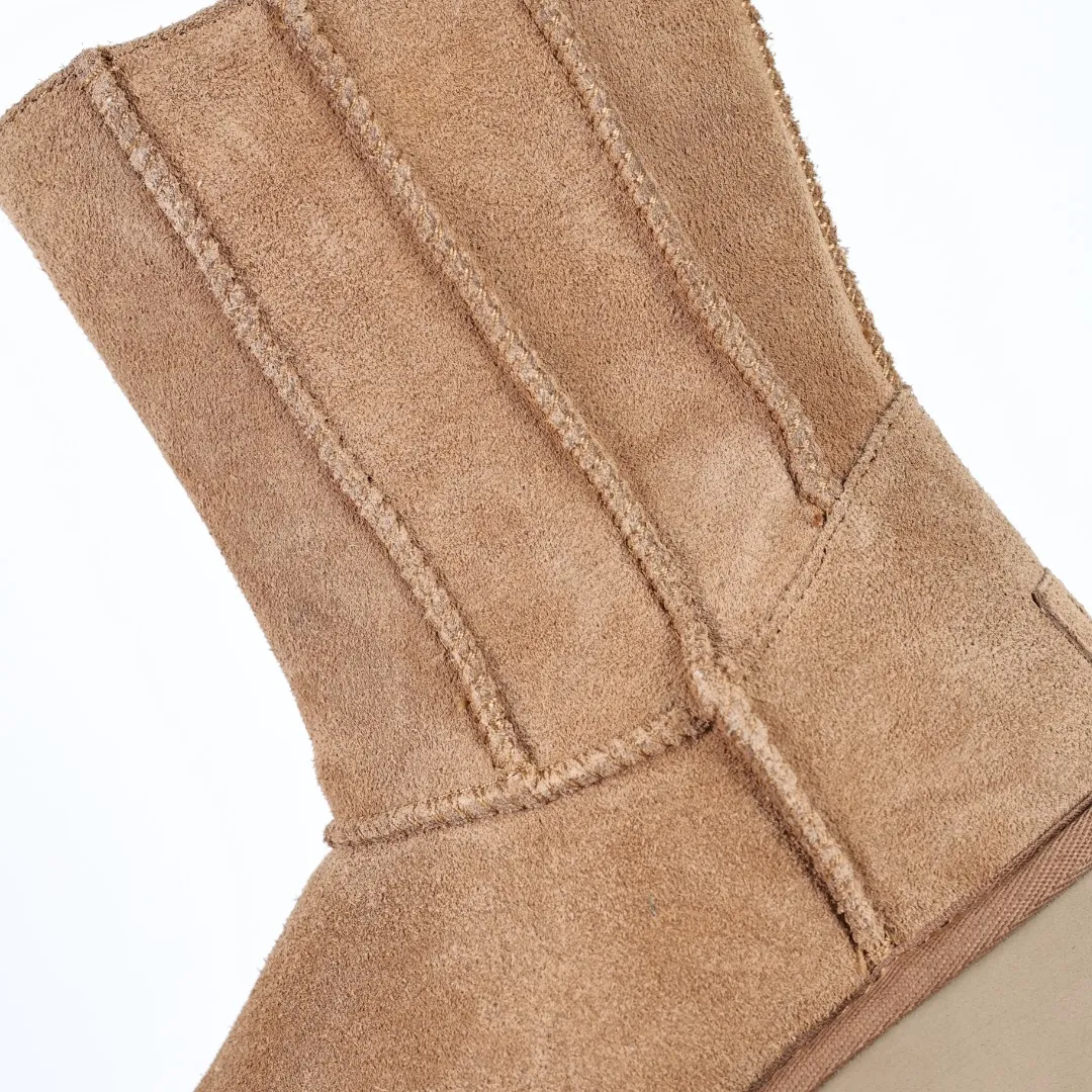 Pick up locally 💰700 Core recommended good price It is a very suitable choice for home furnishings. In the new year, uug launched a series of styles, which are partial to the preferences of young consumers and have also moved to the forefront of fashion trends. Shoe body material: water-repellent coated suede upper, 17 mm UGGPURE™ implantable wool insole, lightweight non-slip and comfortable rubber outsole, with brand LOGO and trademark, with full packaging Size: 35 36 37 38 39 40